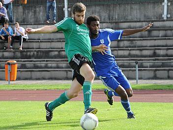 Körperlich überlegen: Der Unterspiesheimer Moritz Nunn (links) hält Henok Kiros (TSV Münnerstadt) auf Abstand zum Spielgerät.  Foto: Hopf