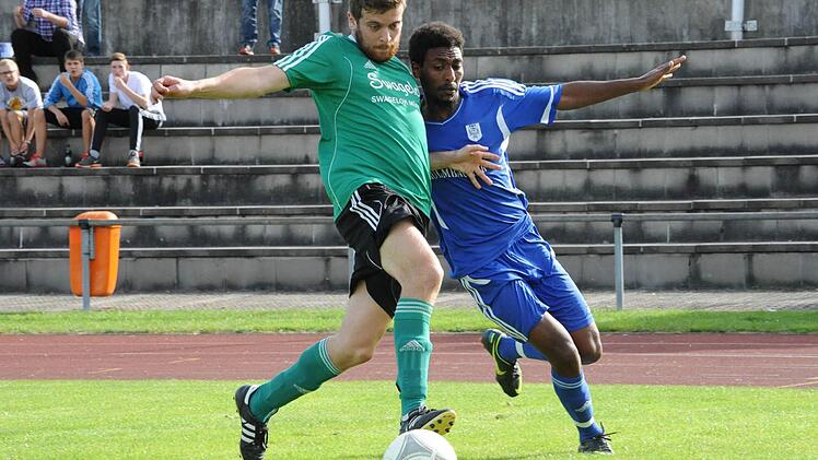 Körperlich überlegen: Der Unterspiesheimer Moritz Nunn (links) hält Henok Kiros (TSV Münnerstadt) auf Abstand zum Spielgerät.  Foto: Hopf