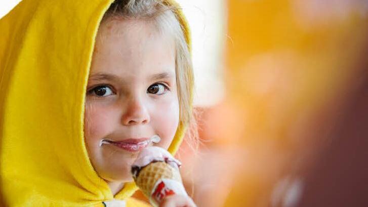 Chianora (5) genießt im Wallenfelser Freibad ein Eis.