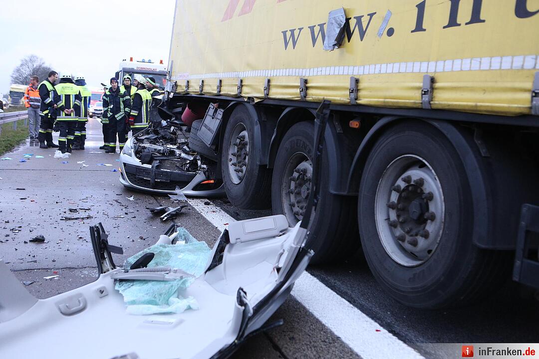 A3 voll gesperrt: Pkw rutscht unter Lkw
