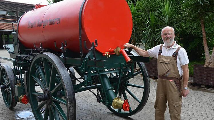 Peter Krug und seine Helfer haben den Sprengwagen von 1912 wieder auf Vordermann gebracht.  Foto: Peter Rauch