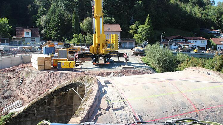 Der 500-Tonnen-Kran steht bereit, um die Teile der Gewölbebrücke herausheben zu können. Abgestützt hat er sich auf die extra für seinen Einsatz betonierten Fundamente. Foto: Friedwald Schedel