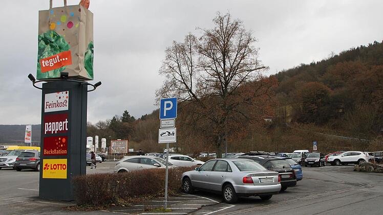 Mancher Sinnflut-Besucher weicht gern auf den Tegut-Parkplatz aus. Foto: Ulrike Müller
