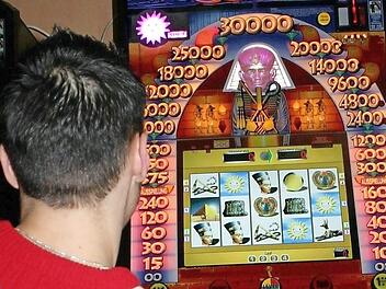 "Game over" ist noch lange nicht: Durch Härtefallregelungen können bestehende Spielhallen bis 2021 ihre Konzession behalten.  Foto: Archiv Hofbauer