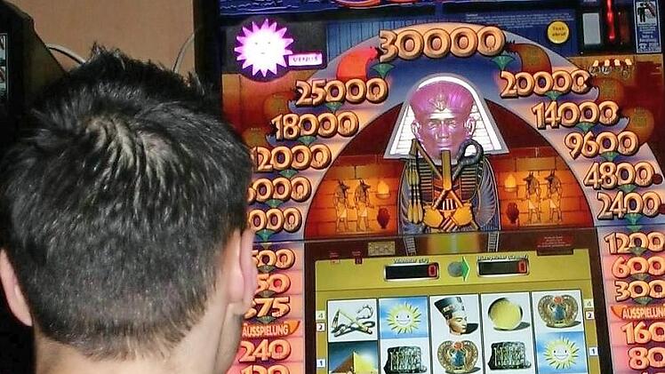 "Game over" ist noch lange nicht: Durch Härtefallregelungen können bestehende Spielhallen bis 2021 ihre Konzession behalten.  Foto: Archiv Hofbauer