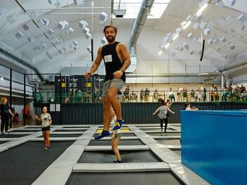 In einer alten Industriehalle in der Klingenhofstraße in Nürnberg hat seit einer Woche der "Airtime"-Trampolinpark eröffnet. Arsenis hat den Park mit seinen Freunden besucht. Foto: Nikolas Pelke