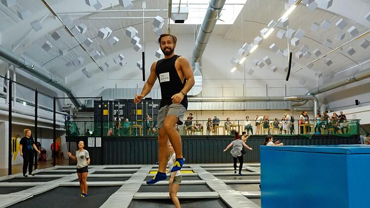 In einer alten Industriehalle in der Klingenhofstraße in Nürnberg hat seit einer Woche der "Airtime"-Trampolinpark eröffnet. Arsenis hat den Park mit seinen Freunden besucht. Foto: Nikolas Pelke