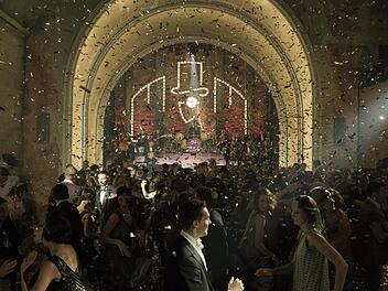 Während im Vergnügungspalast "Moka Efti" das Leben tobt, herrschen auf den Straßen Berlins Ende der 1920er Jahre Gewalt und Elend. "Babylon Berlin" zeigt beides auf beeindruckende Weise. Fotos: Batier/X Filme 2017