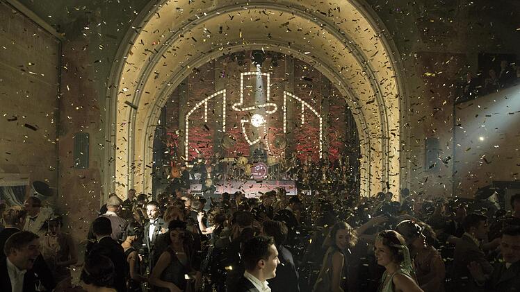 Während im Vergnügungspalast "Moka Efti" das Leben tobt, herrschen auf den Straßen Berlins Ende der 1920er Jahre Gewalt und Elend. "Babylon Berlin" zeigt beides auf beeindruckende Weise. Fotos: Batier/X Filme 2017