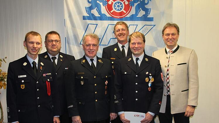 Markus Rieger aus Küps (links) und Christian Höfner (5. von links) wurden für ihr Engagement in ihren Feuerwehren geehrt. Mit im Bild  Kreisbrandmeister Dirk Raupach (Zweiter von links), Joachim Ranzenberger (Dritter von links), Kreisbrandinspektor Harald Schnappauf (Dritter von rechts) und Landrat Klaus Löffler (rechts)