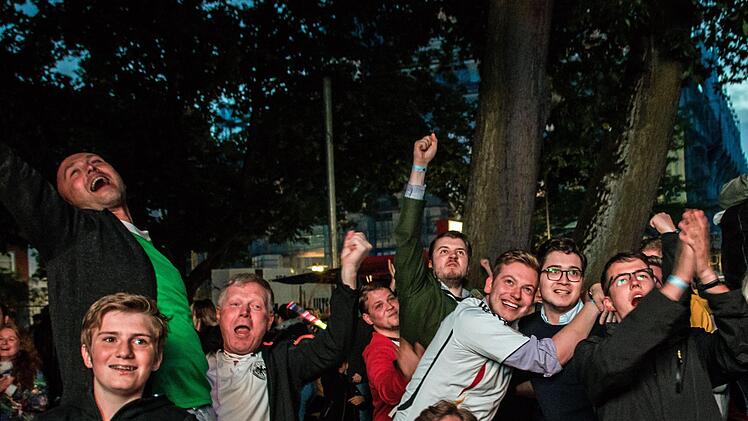 Jubel in der Nachspielzeit: Erst Sekunden vor Schluss hatten die zahlreichen Fans  im Coburger Prinzengarten beim Public Viewing Grund zur Freude - vorausgesetzt natürlich, sie waren Fans des DFB-Teams.Foto: Jochen Berger