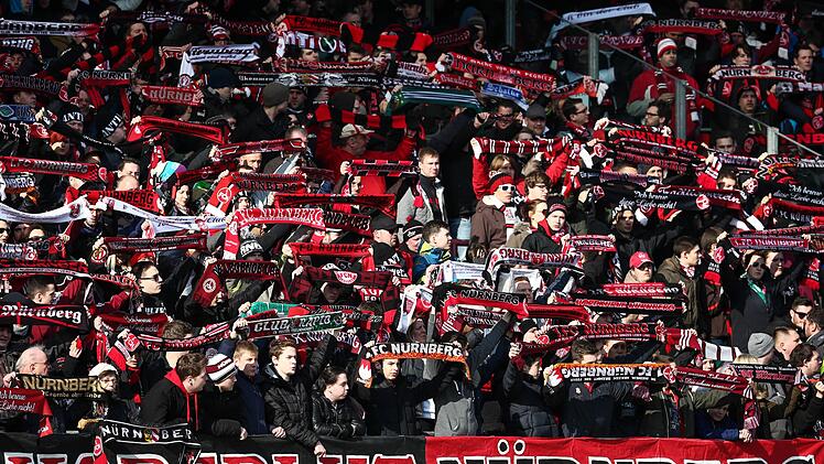 Gegen Bayer 04 Leverkusen wird die Nordkurve Nürnberg 45 Minuten lang schweigen. Symbolbild: David Ebener/dpa