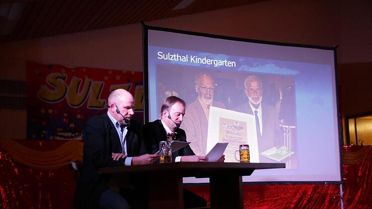 Uwe Bindrum (von links) und Jochen Hesselbach verliehen in ihrer Tagesschau den Energiesparpreis an die bisherigen Bürgermeister, weil die Fußbodenheizung im Kindergarten 50 Jahre ungenutzt blieb. Foto: Ralf Ruppert