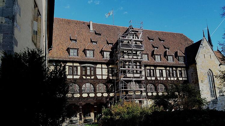 Extreme Hitze hatte den Gefachen am Fürstenbau der Veste Coburg so arg zugesetzt, dass sie herauszufallen drohten. Deswegen lässt das Staatliche Bauamt Bamberg die Gefache ausbessern.Foto: Jochen Berger