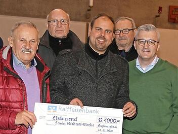 Die Sargträger übergaben eine Spende an Johannes Saffer (Mitte) und Erwin Schmitt (2. v. r.). Foto: privat