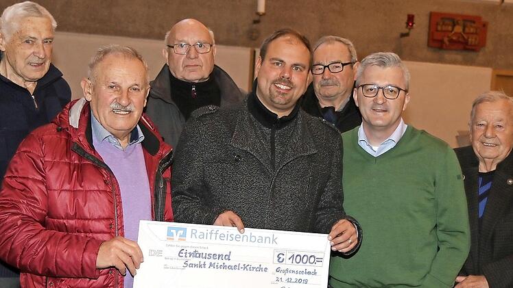 Die Sargträger übergaben eine Spende an Johannes Saffer (Mitte) und Erwin Schmitt (2. v. r.). Foto: privat
