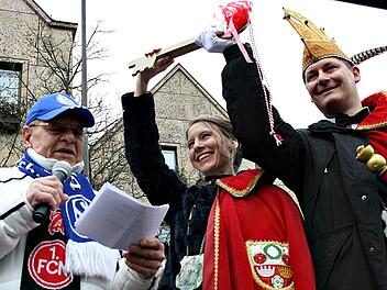 Bürgermeister Wolfgang Beiergrößlein (l.) gibt sich geschlagen. Das Prinzenpaar triumphiert mit dem Schlüssel zur Stadt. Foto: Maria Löffler