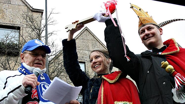 Bürgermeister Wolfgang Beiergrößlein (l.) gibt sich geschlagen. Das Prinzenpaar triumphiert mit dem Schlüssel zur Stadt. Foto: Maria Löffler