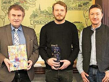 Zum oberfränkischen Kammersieg gratulierte Bürgermeister Siegfried Beyer (links) dem Fliesen-, Platten- und Mosaik-Leger André Weigel (Mitte). Er verband damit auch die Hoffnung, dass er einmal den Betrieb seines Vaters Matthias (rechts) weiterführen wird. Foto: Klaus Klaschka