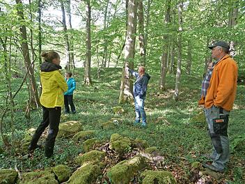 Unser Foto zeigt eine Ortsbesichtigung für die künftige Kneippanlage oberhalb Sandbergs mit der Rhönklub-Vorsitzenden Kathie  Cavallo (links).  Foto: Marion Eckert
