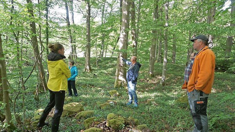 Unser Foto zeigt eine Ortsbesichtigung für die künftige Kneippanlage oberhalb Sandbergs mit der Rhönklub-Vorsitzenden Kathie  Cavallo (links).  Foto: Marion Eckert