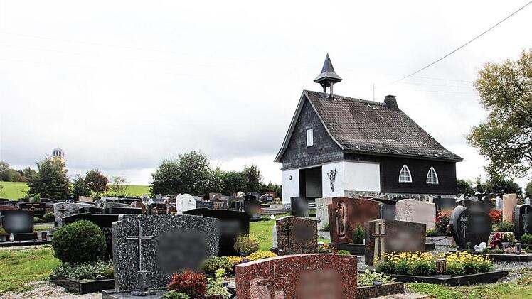 Unterhalb der Aussegnungshalle sind die meisten Gräber beschädigt worden. Foto: Bastian Sünkel