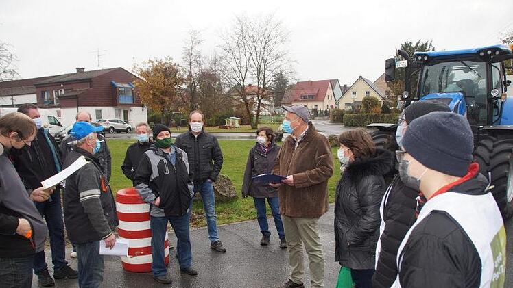 Die Bauern diskutieren mit dem Milchhofvertreter Mahr.