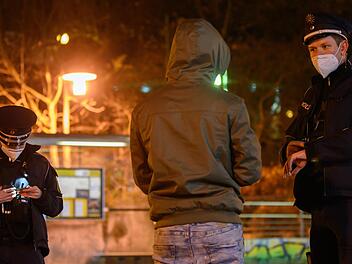 Ein 17-J&auml;hriger versuchte einer Polizeikontrolle zu entfliehen, indem er in einen Bach sprang. Symboldbild.