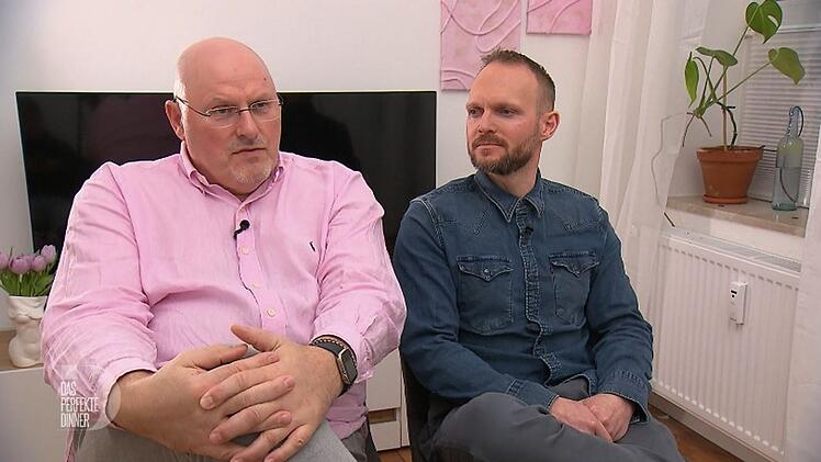 Frank (links) und Jan sind nicht ganz zufrieden mit Neles Menü.