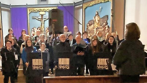 Der Chor sang beim Kreuzweg.