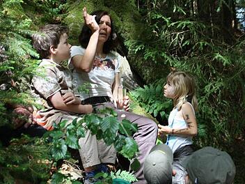 Mit besonderer Hingabe und Spannung lauschten die Kinder in der mystischen Umgebung des Waldes den zauberhaften Märchenerzählungen von Melanie Schwarzmeier vom Jugendwaldheim Lauenstein bei der vergangenen Märchenwanderung. Das Jugendwaldheim lädt erneut ein.  Foto: K.-H. Hofmann