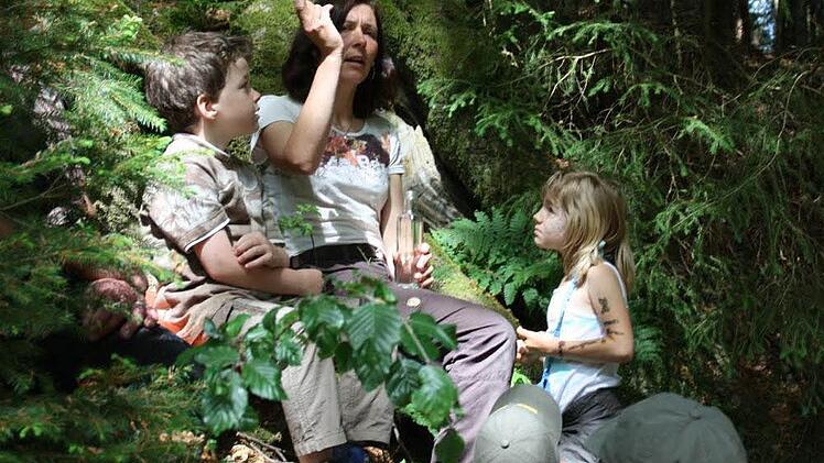 Mit besonderer Hingabe und Spannung lauschten die Kinder in der mystischen Umgebung des Waldes den zauberhaften Märchenerzählungen von Melanie Schwarzmeier vom Jugendwaldheim Lauenstein bei der vergangenen Märchenwanderung. Das Jugendwaldheim lädt erneut ein.  Foto: K.-H. Hofmann
