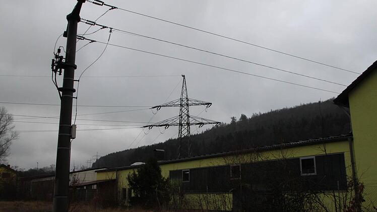Stromleitungen in der Nähe des Umspannwerkes Bad Brückenau. Foto:Ulrike Müller