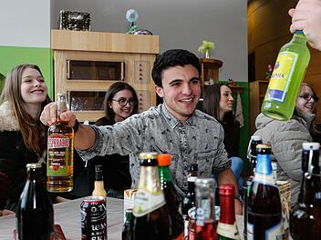 Die jungen Leute haben Spaß - auch wenn die Flaschen zu bleiben. Foto: Matthias Hoch