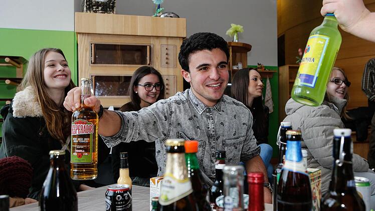 Die jungen Leute haben Spaß - auch wenn die Flaschen zu bleiben. Foto: Matthias Hoch