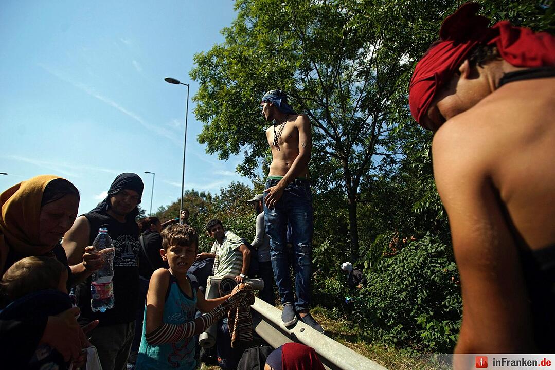 Migrants continue journey through Hungary