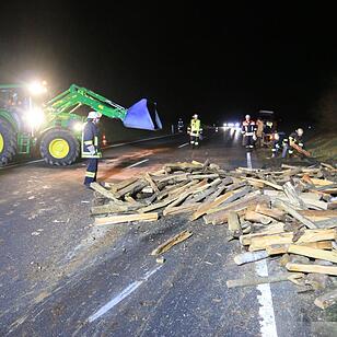 Unfall mit Holztraktor auf B279 bei Reckendorf