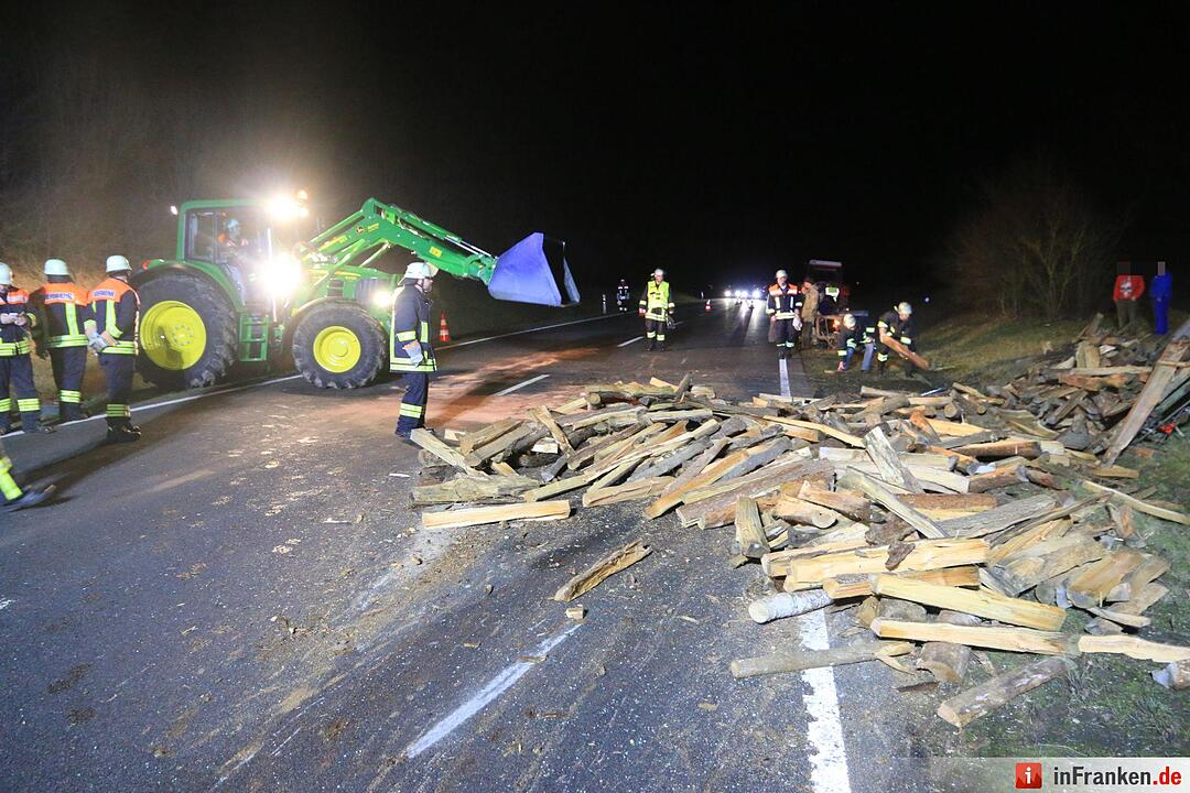 Unfall mit Holztraktor auf B279 bei Reckendorf