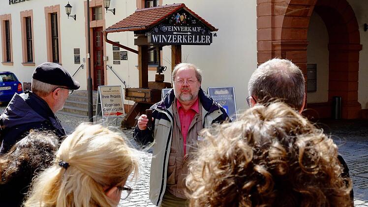 Reiner Stein erzählt den Teilnehmern eines Gästeführerseminars vom Weinbau in Hammelburg. Foto: Archiv/Gerd Schaar