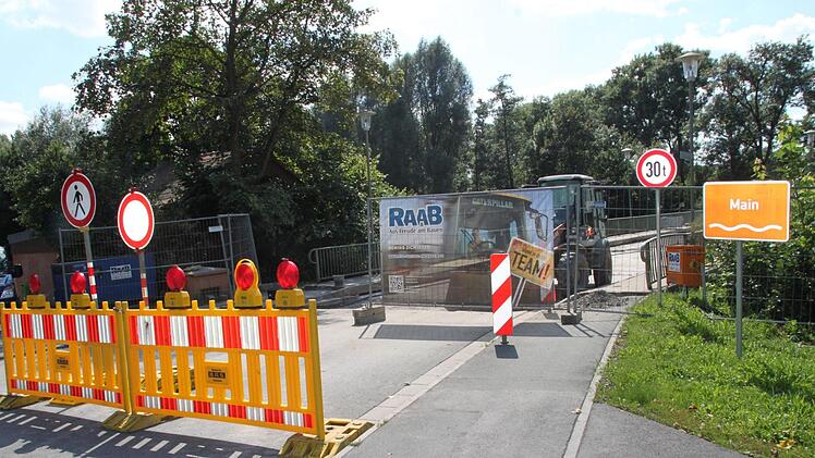 Die Ursache der Umleitungen: Die gesperrte Mainbrücke in Mainleus.  Foto: Andreas Schmitt