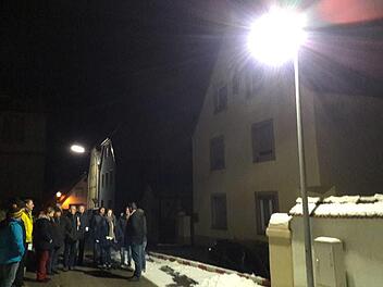 Vor seiner Sitzung sah sich der Gemeinderat Gädheim in der Pfarrgasse in Gädheim zwei Straßenlaternen an, die bereits auf LED-Technik umgerüstet worden sind, und überzeugte sich von deren Ausleuchtung. Die Gemeinde wird fast die komplette Straßenbeleuchtung in Gädheim umrüsten.  Ulrike Langer