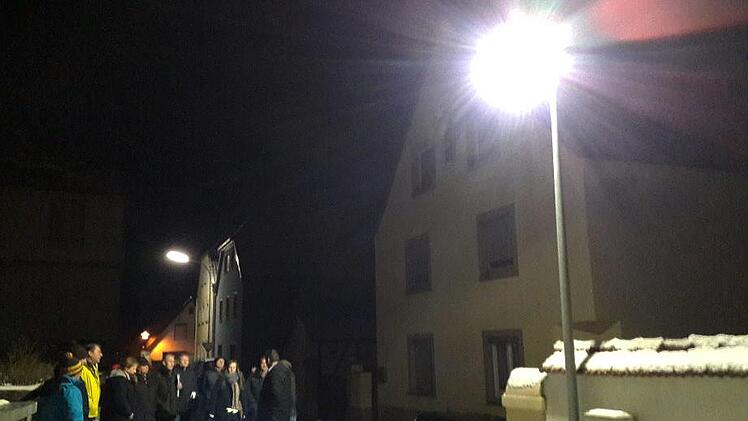 Vor seiner Sitzung sah sich der Gemeinderat Gädheim in der Pfarrgasse in Gädheim zwei Straßenlaternen an, die bereits auf LED-Technik umgerüstet worden sind, und überzeugte sich von deren Ausleuchtung. Die Gemeinde wird fast die komplette Straßenbeleuchtung in Gädheim umrüsten.  Ulrike Langer