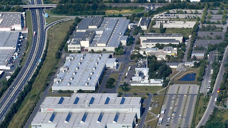 Blick aus der Luft auf den Bosch-Werkteil 4 (links die A 70), in dem die Diesel-Produkte gefertigt werden.  Foto: Ronald Rinklef