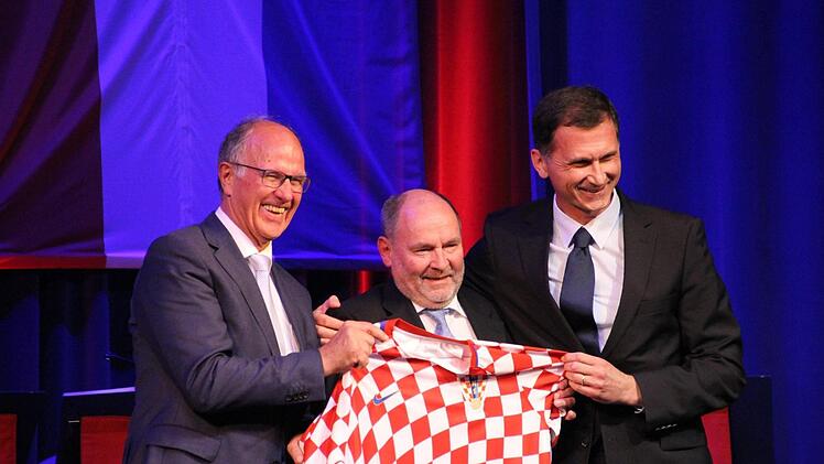 Professor Dragan Primorac (rechts), persönlicher Abgesandter der kroatischen Präsidentin, hatte direkt aus Russland ein Trikot des Fußball-Nationalteams für die Geschäftsführer Johannes Brachmann und Joachim Bovelet mitgebracht. Foto: Simone Bastian