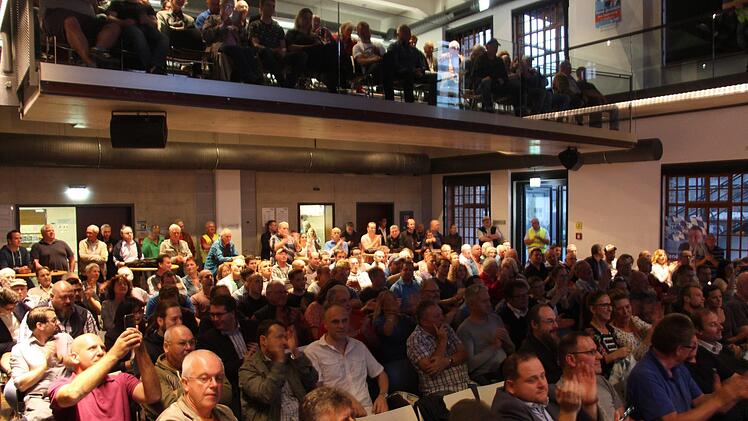 Die AfD hatte in die Fortuna Kulturfabrik in Höchstadt zu einem Wahlkampfauftritt von Alice Weidel eingeladen. Foto: Christian Bauriedel