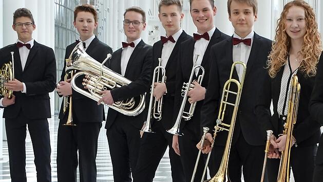 Vom Blechbläserensemble des MGF, das letzte Woche in der Staatskanzlei aufgetreten ist, spielen drei Schüler bei den Solokonzerten: Julian Neubrand (Dritter von links) beim Jugend-musiziert-Konzert am Mittwoch; Paul Wachter (Vierter von links) und Anna Ströhlein (rechts) beim Konzert heute. Foto: privat
