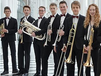 Vom Blechbl&auml;serensemble des MGF, das letzte Woche in der Staatskanzlei aufgetreten ist, spielen drei Sch&uuml;ler bei den Solokonzerten: Julian Neubrand (Dritter von links) beim Jugend-musiziert-Konzert am Mittwoch; Paul Wachter (Vierter von links) und Anna Str&ouml;hlein (rechts) beim Konzert heute. Foto: privat