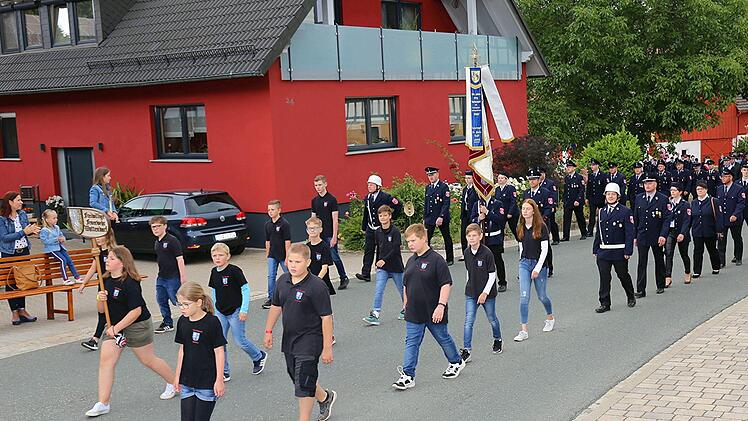 Ein langer Festzug führte durch Kümmersreuth