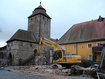 Der Abriss eines Hauses präsentiert den Höchstadter Stadtturm in völlig neuer Perspektive.  Foto: Andreas Dorsch