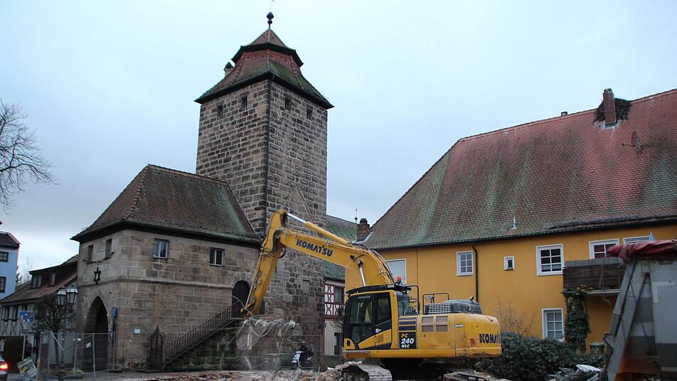Der Abriss eines Hauses präsentiert den Höchstadter Stadtturm in völlig neuer Perspektive.  Foto: Andreas Dorsch